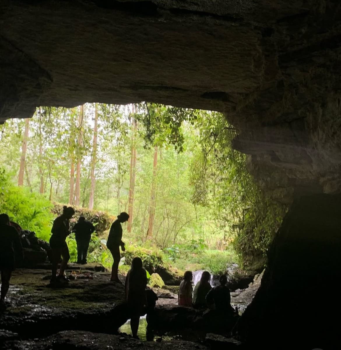 Siete amigos adentrados en las grutas del lugar "Gruta del Duende en Cuetzalan", admirando la naturaleza tanto de adentro como el área verde que lo rodea.