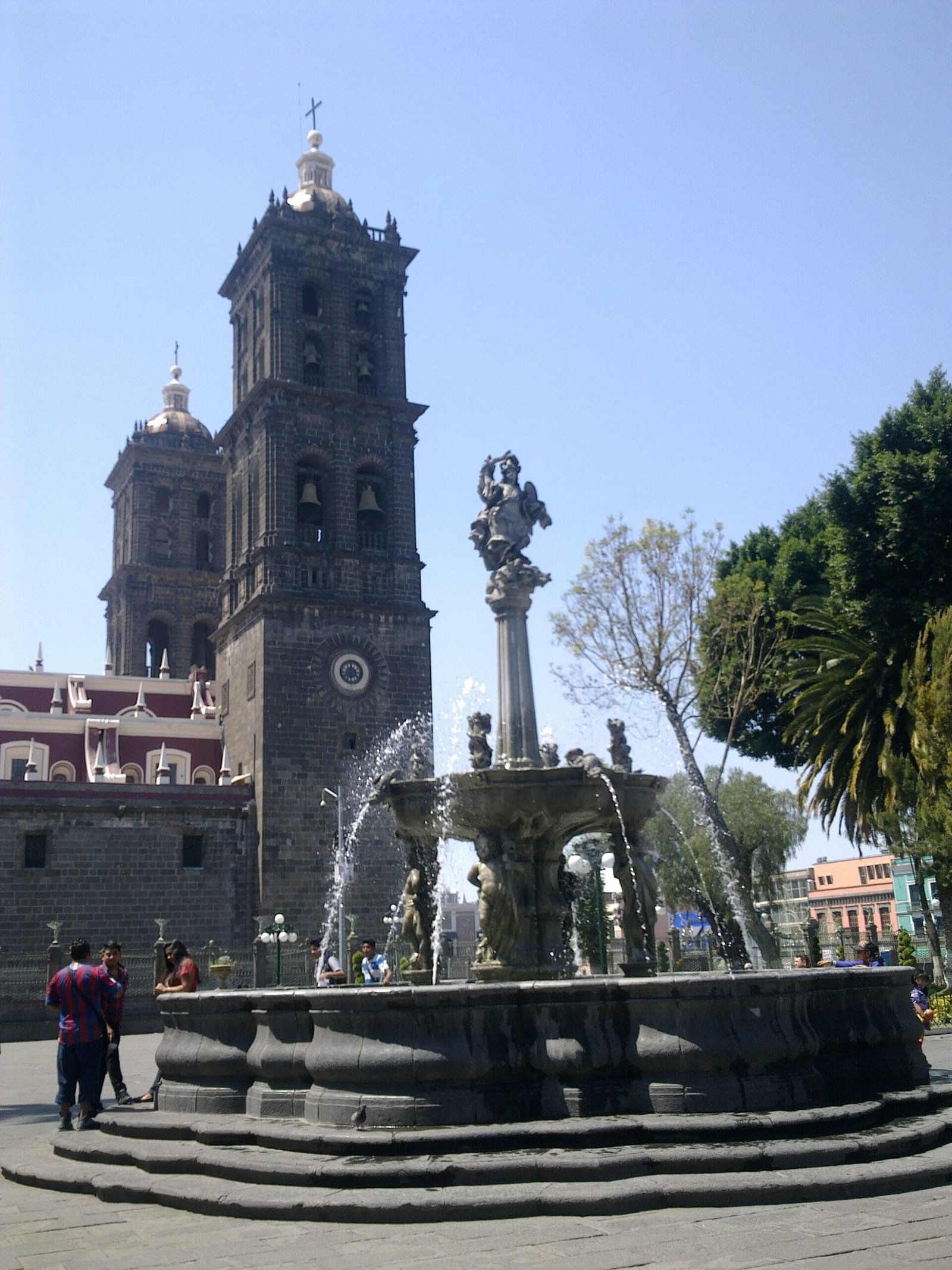 Fuente de San Miguel Arcángel y el fondo de un cielo azul.