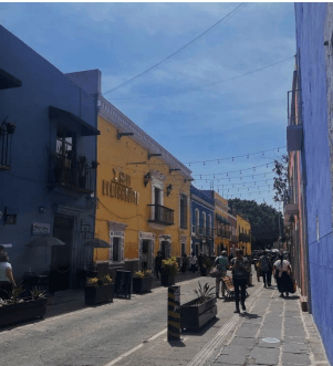 El callejón de los sapos, ubicado en el centro histórico de la ciudad de Puebla, una calle con luces y con gente paseando en ella.